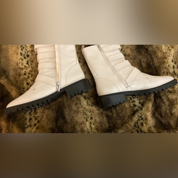 NEW Pair of VINCE CAMUTO White Boots Size 10 Frishea Leather Upper Shoes - Picture 6 of 14